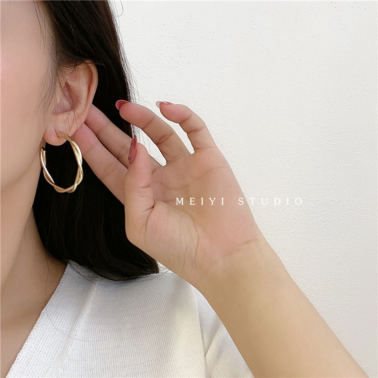 Anting Stud Bentuk Bulat Memutar Gaya Retro Korea Untuk Wanita