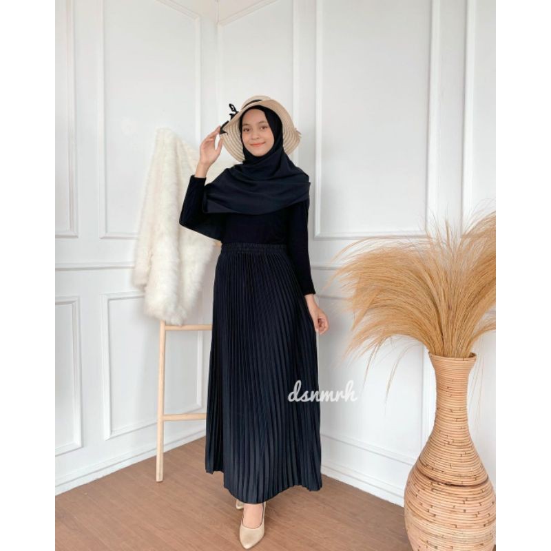 ROK PLISKET ZARA HITAM