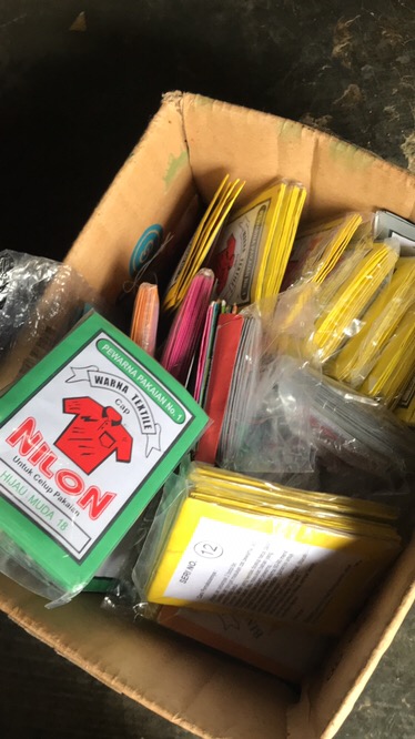 Pewarna Pakaian Nilon 10 Bungkus Per Satu Warna = 7.500