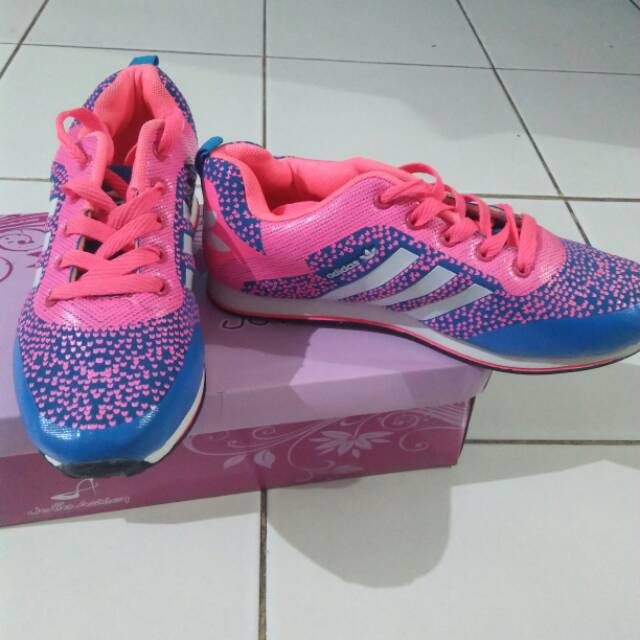 Sepatu kets adidas