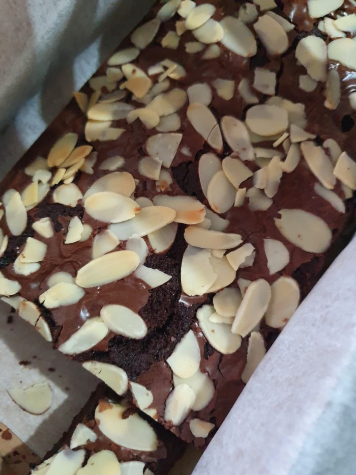 

BROWNIES KACANG ALMOND - POLOS, 20X20 CM