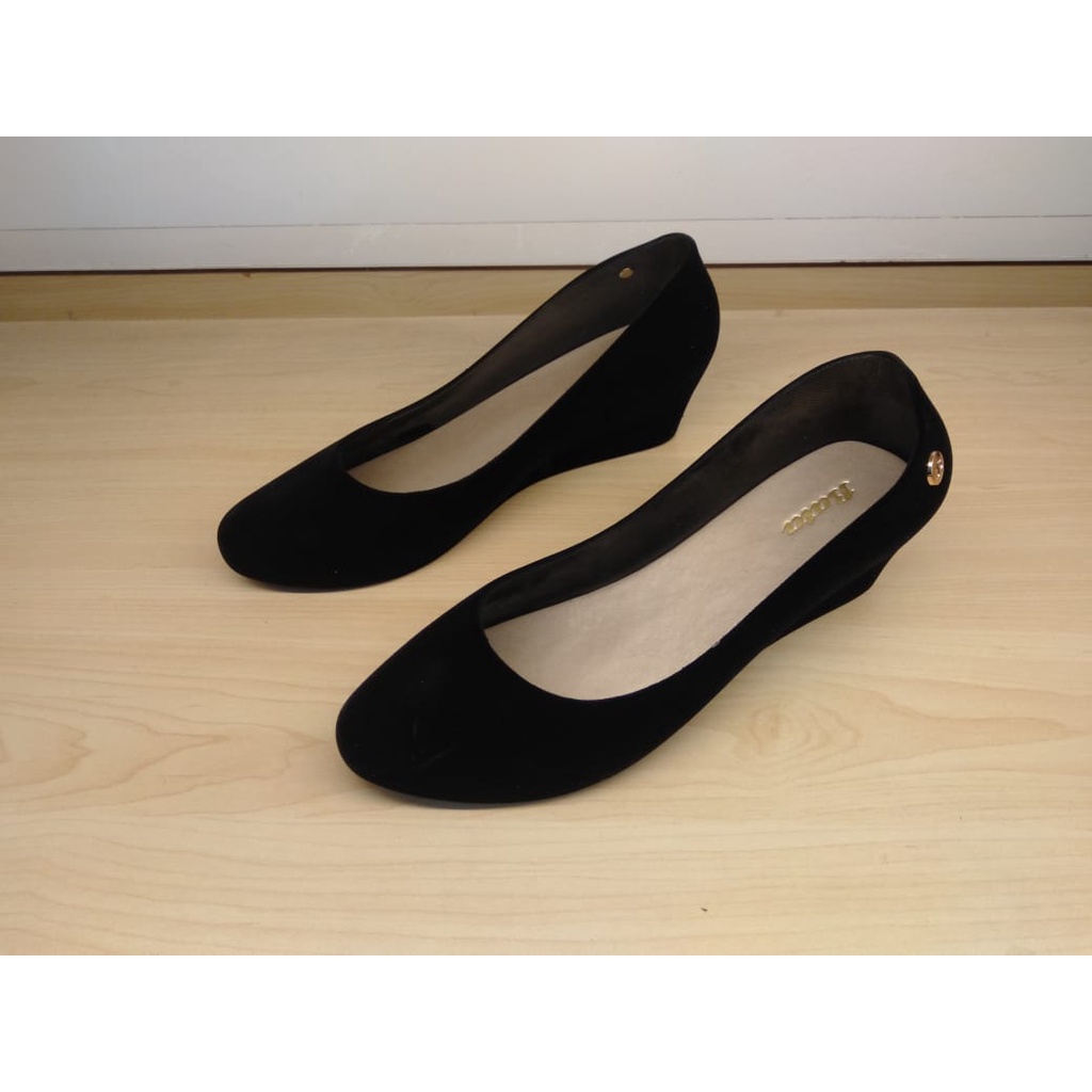BATA  Sepatu Wedges Wanita Bahan Karet Awet dan Nyaman Warna Hitam