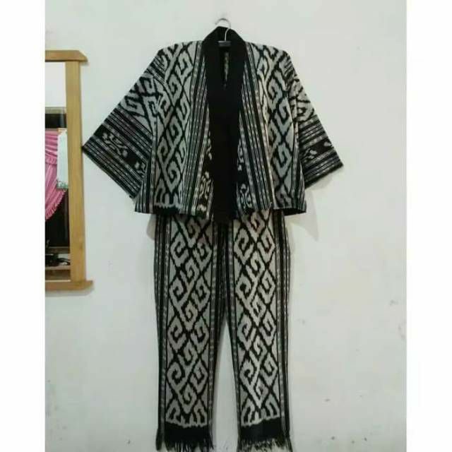 Setelan kulot dan blazer motif toraja