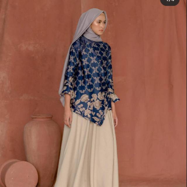 SOLD SUMBAWA BLOUSE WEARING KLAMBY