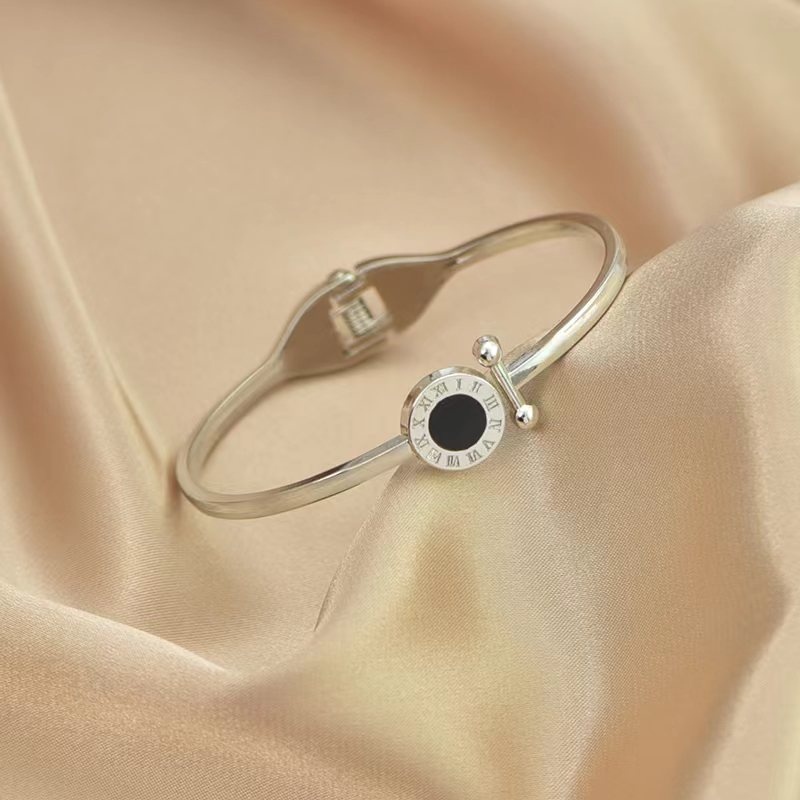 Gelang Tangan Wanita Bulat Hitam Huruf Romawi Black Circle Dalika