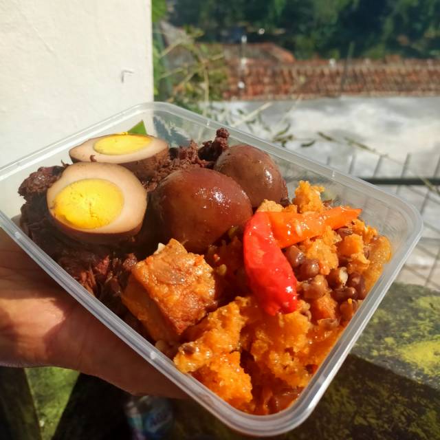 

Gudeg komplit khas Yogyakarta