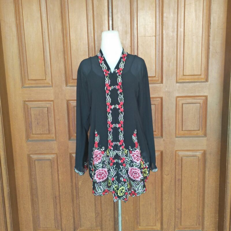 ATASAN KEBAYA HITAM BORDIR BUNGA MERAH