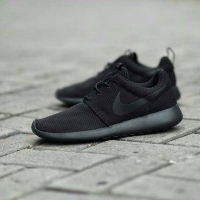 nike roshe run full black original