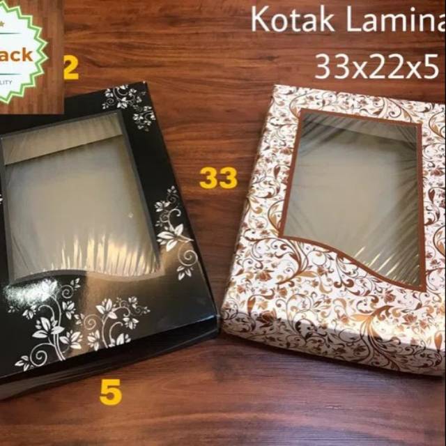 

Kotak Laminasi Mika Gift Box 33x22x5 Kotak Kado Baju Souvenir Hampers