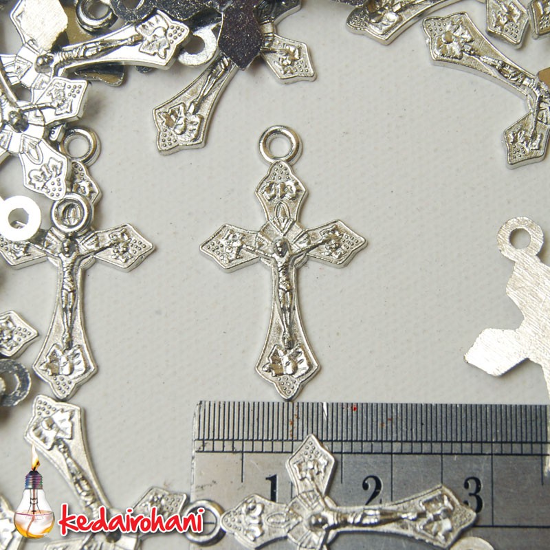 Bandul Salib Logam Motif Flora Corpus Yesus Perlusin Bahan Souvenir Kalung / Gelang Rosario