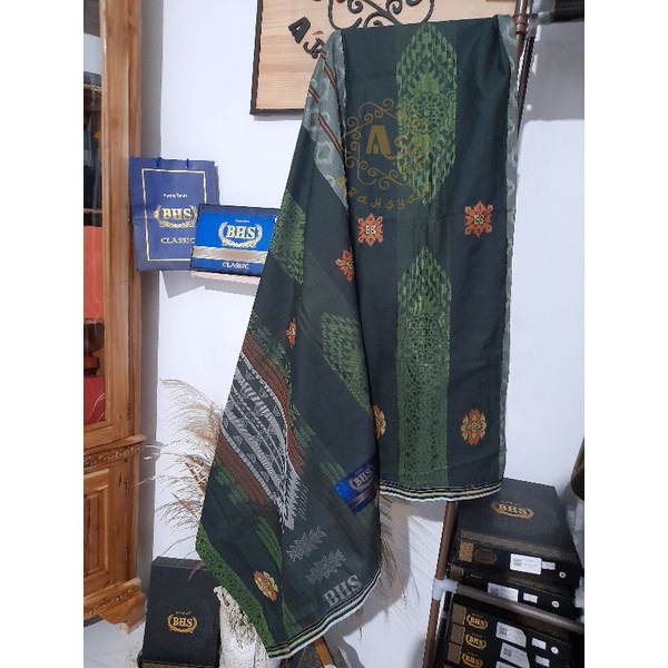 Sarung BHS Classic Gold Motif JGB Hijau Tua

