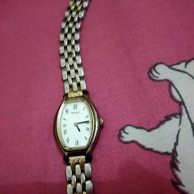 Jam tangan wanita merk seiko..
