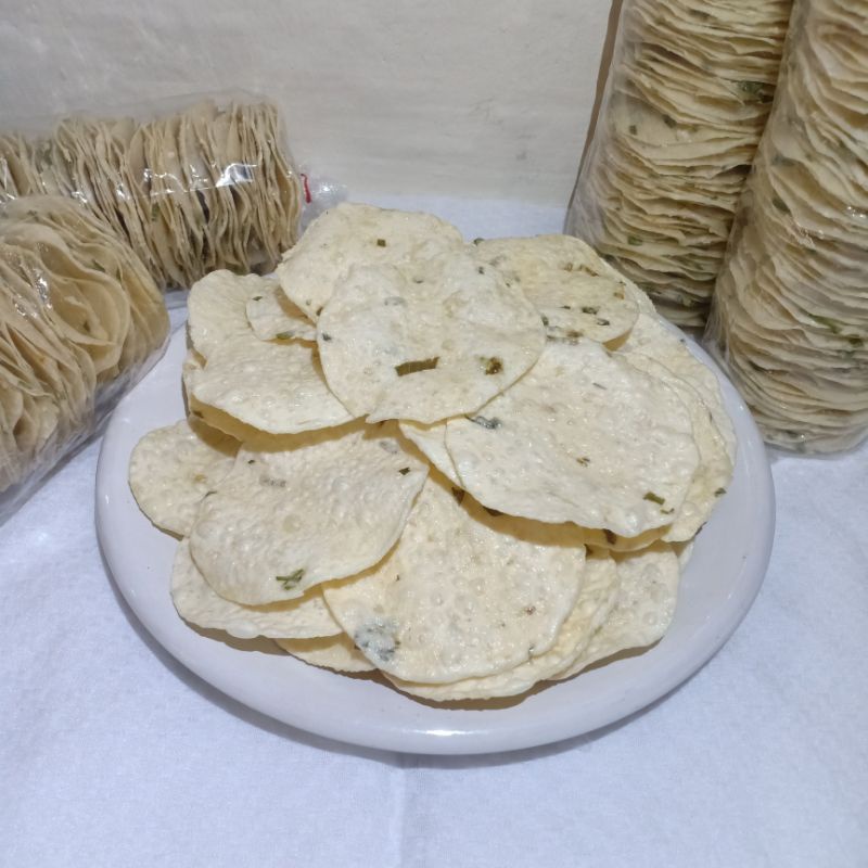 

Kerupuk Opak Singkong Asli Kamang Bukit Tinggi Mentah Uk. Kecil (7 cm) Isi 100 pcs