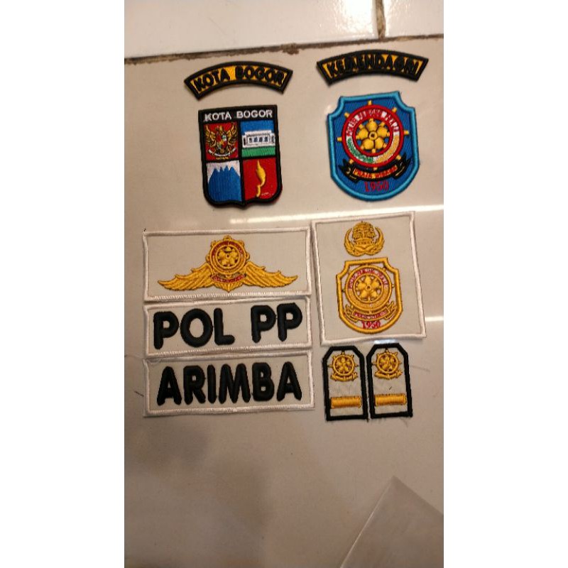 

atribut satgas cream timbul