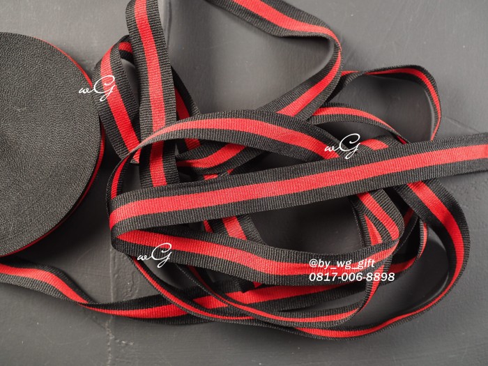 

Pita Grossgrain - Hitam List Merah ; Lebar 2 cm; Panjang 28.5 yards