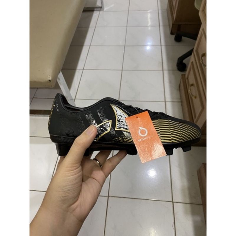 ortuseight IGNIT FG BLACK/GOLD size 39