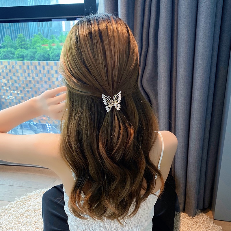 1pc Jepit Rambut Bentuk Kupu-Kupu Aksen Mutiara Bahan Metal Warna Emas Gaya Korea