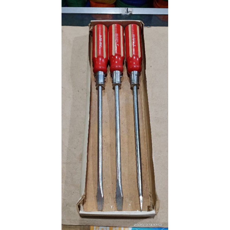 Obeng Minus (—) Merk Swordfish 8" & Unique 10". Made in China.