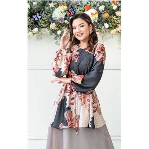 Claire Blouse wearingklamby sz M bukan preloved heavent lights zytadelia vanillahijab HLZB Buttonsca