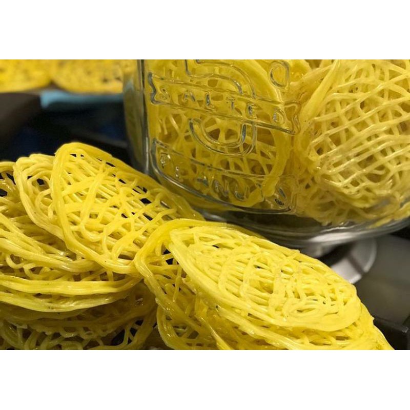 

Kerupuk Mie kuning mentah