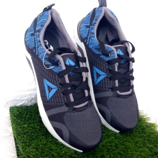 Sepatu sport rbk