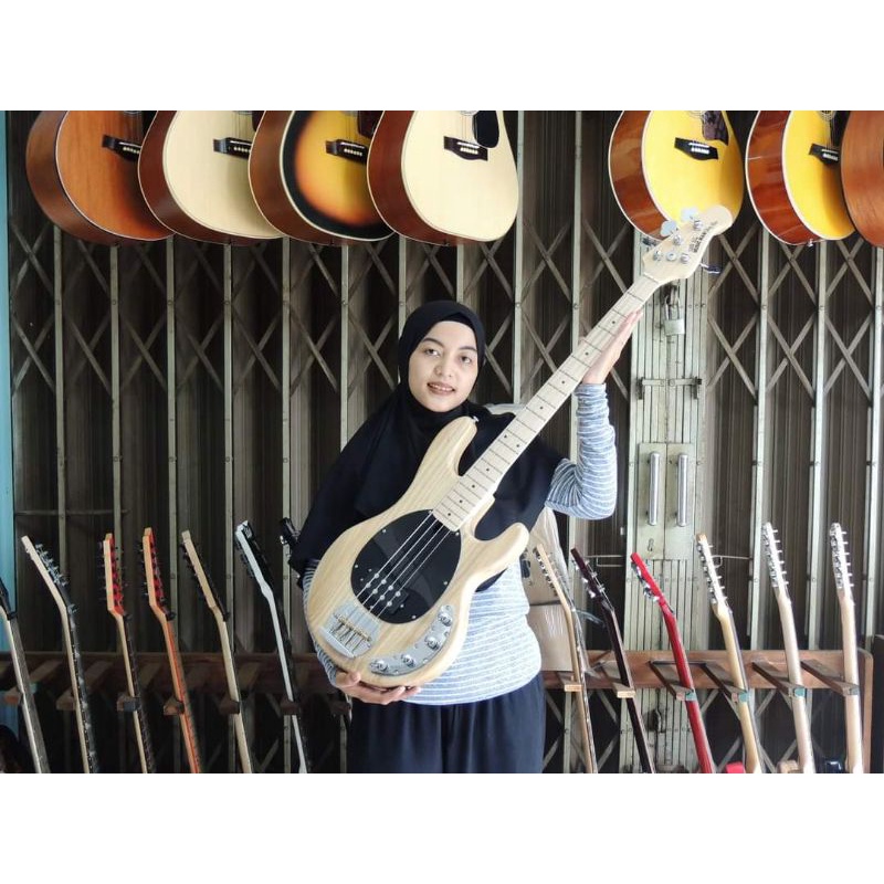 Gitar bass elektrik musicman string ray