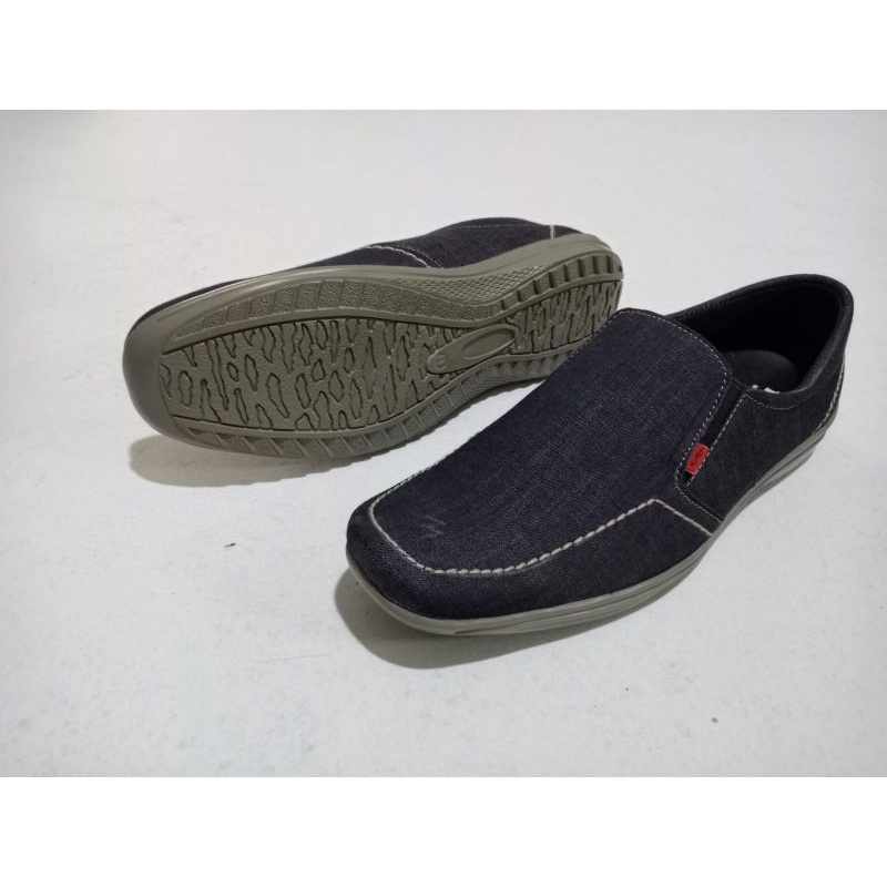 sepatu pria formal/casual.sepatu pantopel/sepatu santai pria canvas levis