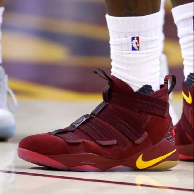lebron shoes soldier 11