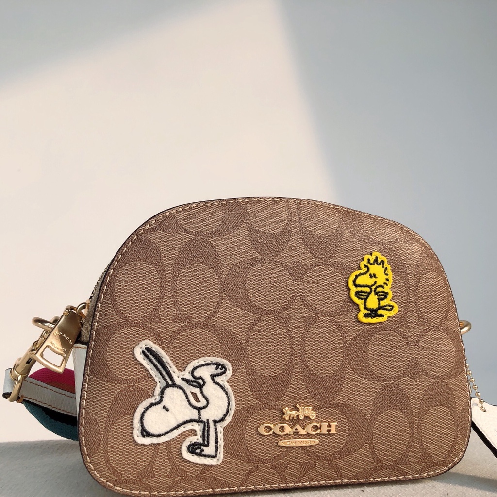 111/NBCH4238   4238 Coach Peanuts Snoopy Co-branded Small Steamed Bun Bag Shoulder Bag Messenger Bag Size: 16*11*5 cm   xjb