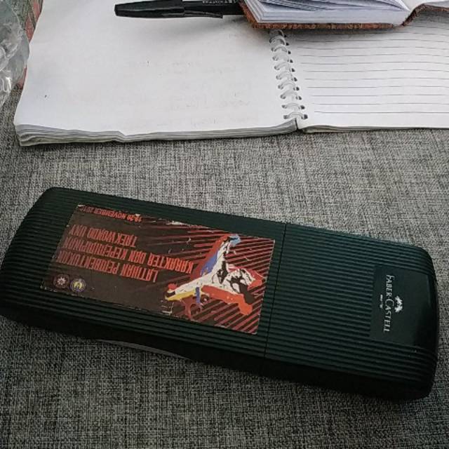 

Kotak pensil Faber Castel