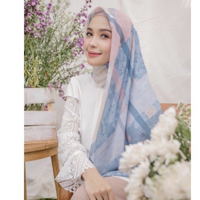 Rachel Scarf Wearing Klamby