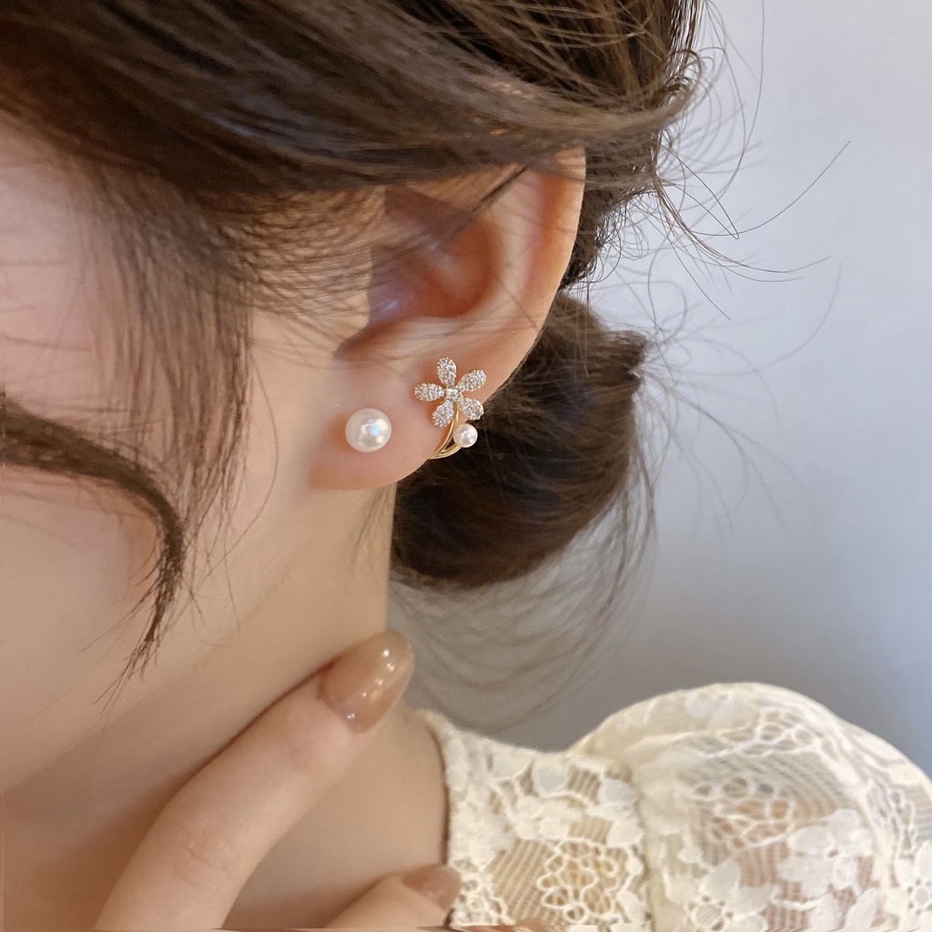 Anting Stud Desain Bunga Aksen Mutiara Berlian Gaya Korea Untuk Wanita