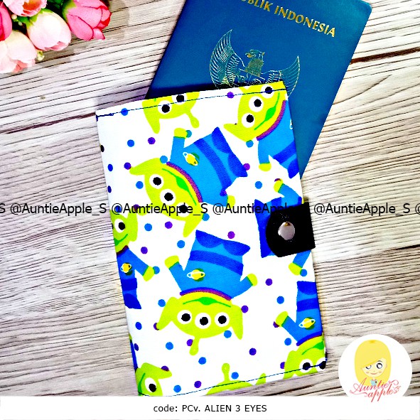 LITTLE GREEN MAN/PASSPORT HOLDER/PASPOR COVER/SAMPUL PASPOR/POUCH PASPORT LUCU/ALIEN  TOY STORY CUTE