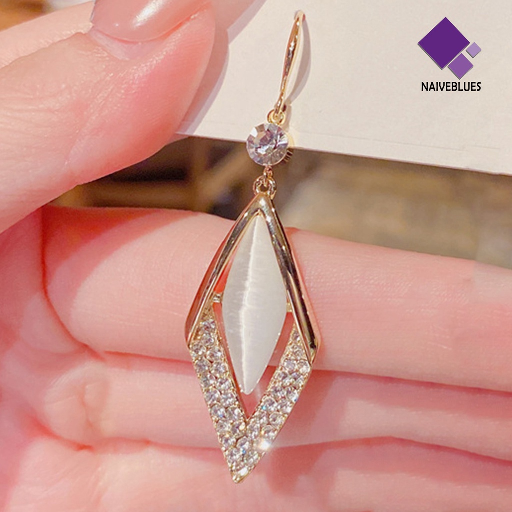 1 Pasang Anting Kait Bentuk Belah Ketupat Aksen Berlian Imitasi Bahan Alloy Untuk Pesta
