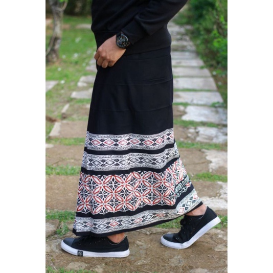 Sarung Batik Cap Colet Modern Hitam Putih Seragam Muslim Hadroh Pondok Jawa Solo Pekalongan Premium Dewasa Motif Kawung Merah Cod