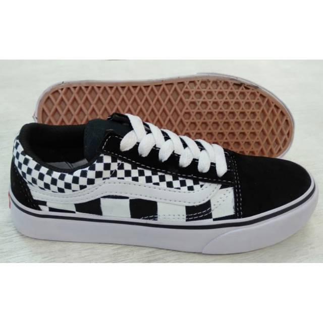 Sepatu snakers motif catur