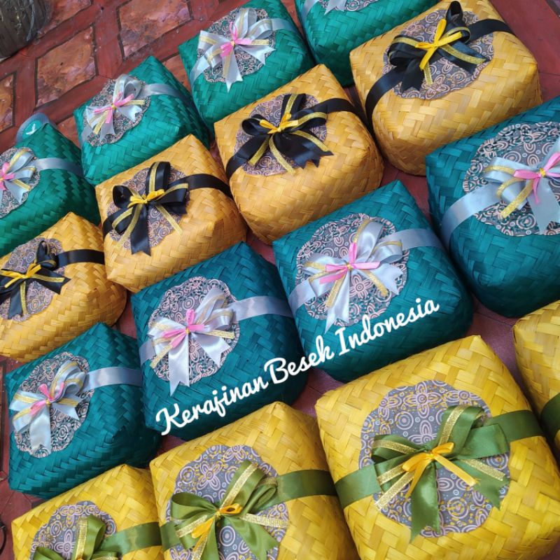 ( SEPASANG BESEK 18X18 WARNA INCLUDE PITA ✨) besek anyam / besek murah / kerajinan bambu / besek han