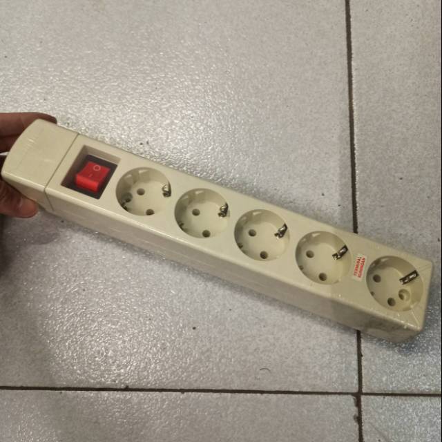 stopkontak uticon 5 Lubang + saklar / 1582NC