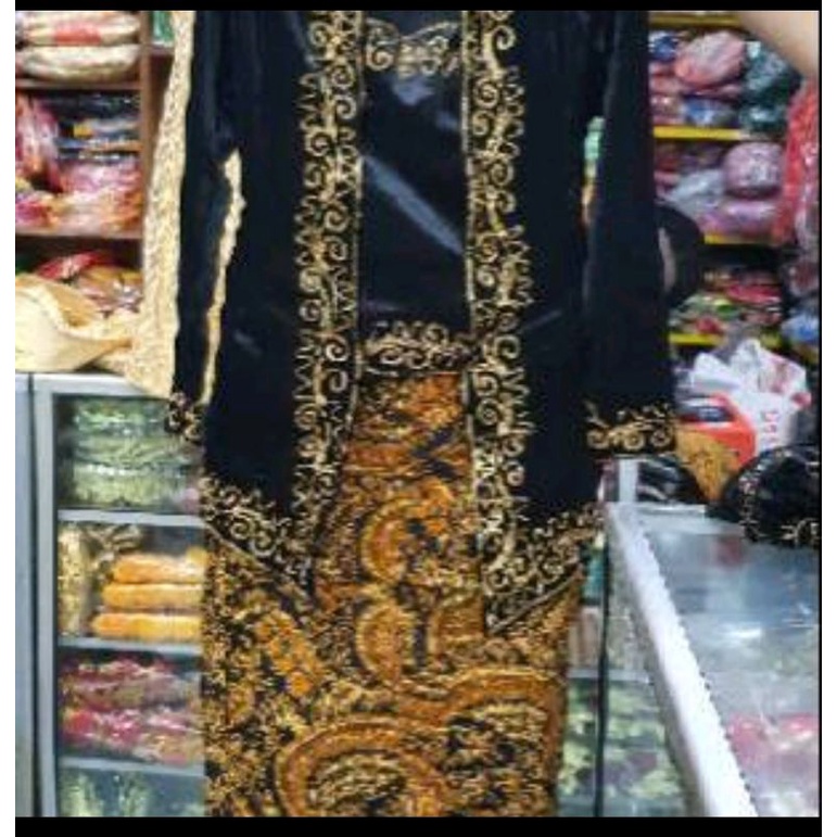 kebaya bludru adat Jawa anak perempuan