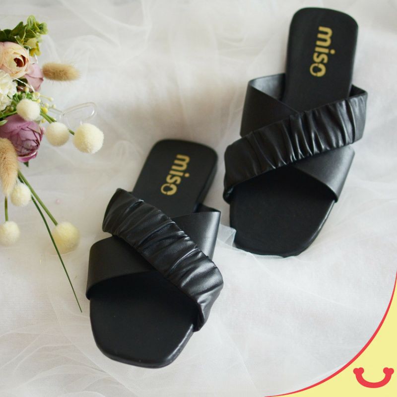 Sandal flat wanita casual tali silang hitam kerut terbaru