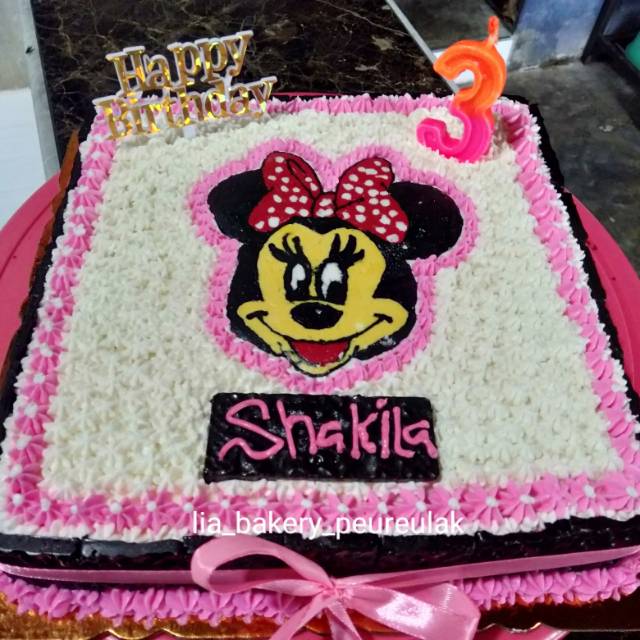

Cake ultah black fores tema minie mouse