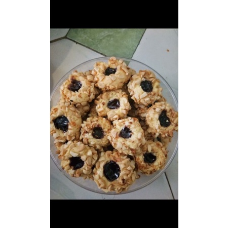 

kue lebaran tumbrin kacang