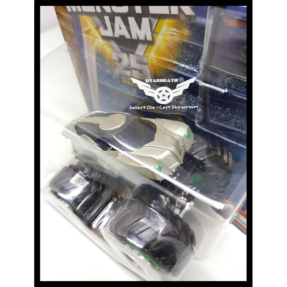 Hot Wheels Monster Jam Alien Invasion Epic Additions with Team Flag