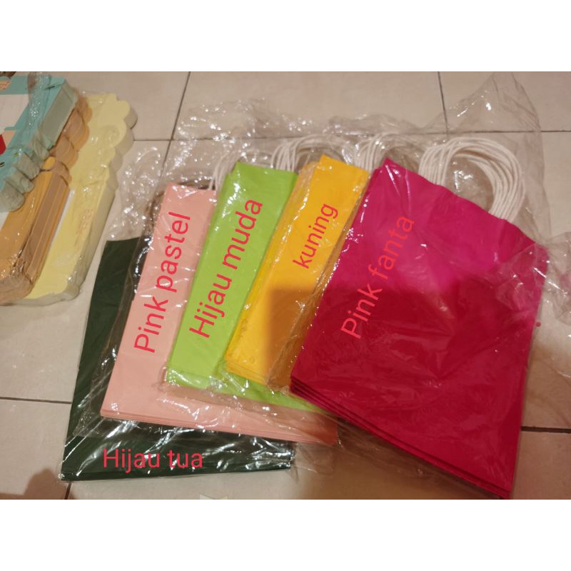 

paper bag kraft polos warna serbaguna paperbag colorful paperbag souvenir hampers kado valentine kado pacar kado perpisahan paperbag lucu unik tebal murah import goodie bag tas kotak hadiah wedding souvenir serbaguna anniversary gift