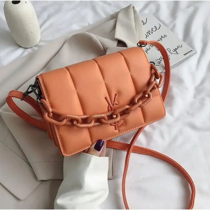 

Kode SALE ELJ 5361IDR : 130 rbBahan : Kulit PUukuran: 16 x 22 x 8 cm