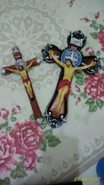 Salib Yesus Plus Medali Benedictus 23 Cm Full Colour