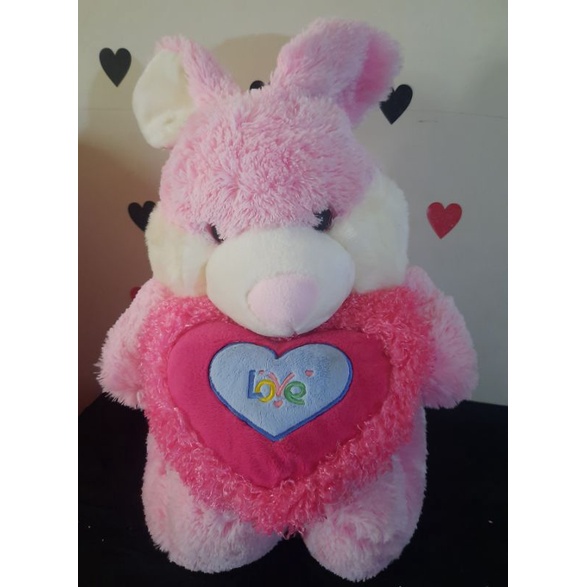 Boneka kelinci pink pegang bantal love