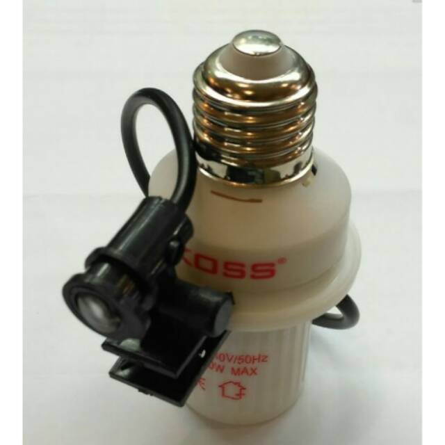 Fitting Lampu Sensor Cahaya Matahari 405