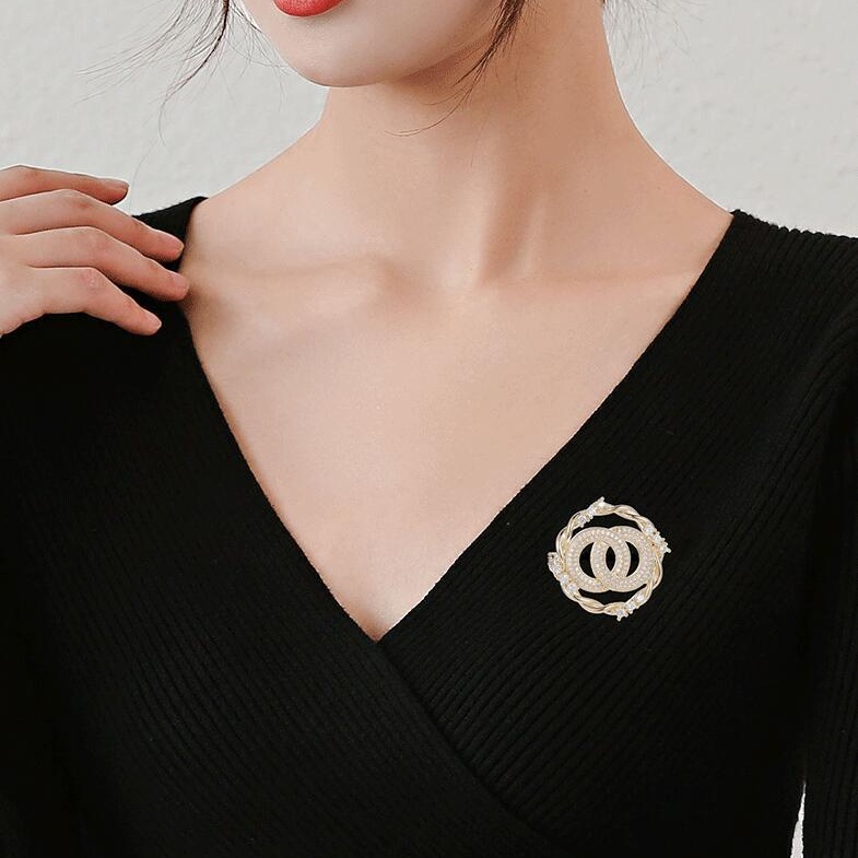 Bros Bentuk Lingkaran Aksen Berlian Bahan Zirkon Warna Emas Gaya Korea