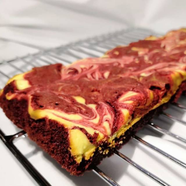 

RED VELVET CREAM CHEESE BROWNIES